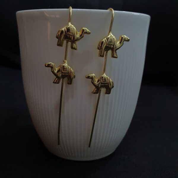 Gold camel earcuff